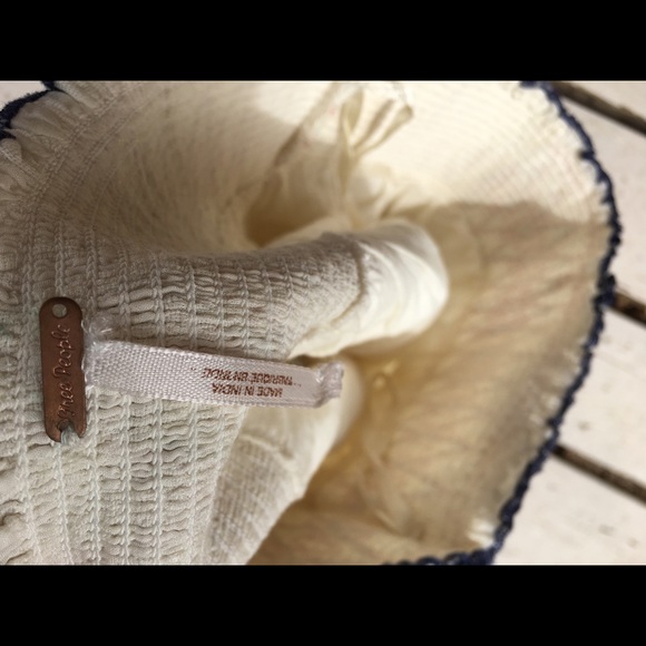 Free people hardly worn mini skirt. Needs a steam - Picture 3 of 3